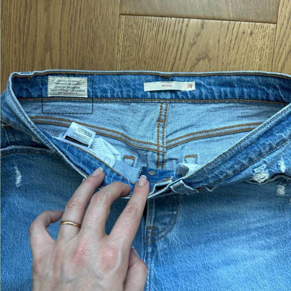 Levi's Wedgie Icon Denim Taper Jeans - Size 28 - EUC - Light Distressed Wash - Picture 4 of 8